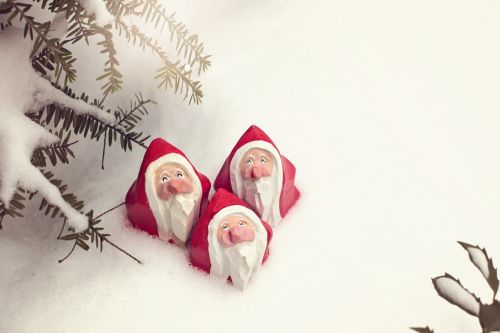 Santa, Kalėdos, Claus, Šventė, Žiema, Raudona, Skrybėlę, Balta, Linksmas, Gruodžio Mėn ., Apdaila, Sezoninis, Sniegas, Medis, Šventinis, Tradicinis, Barzda, Trys, Drožyba, Pušis