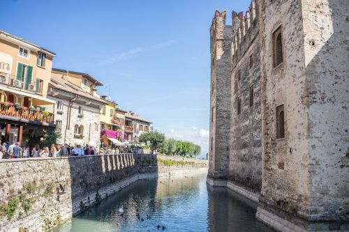 Skaligerio Pilis, Vanduo, Sirmione, Ežero Garda, Architektūra, Kelionė, Turizmas, Europa, Viduramžių, Lombardija, Gėlės, Vaizdas, Pastatas, Italy, Senas, Eksterjeras, Orientyras, Tvirtovė, Siena