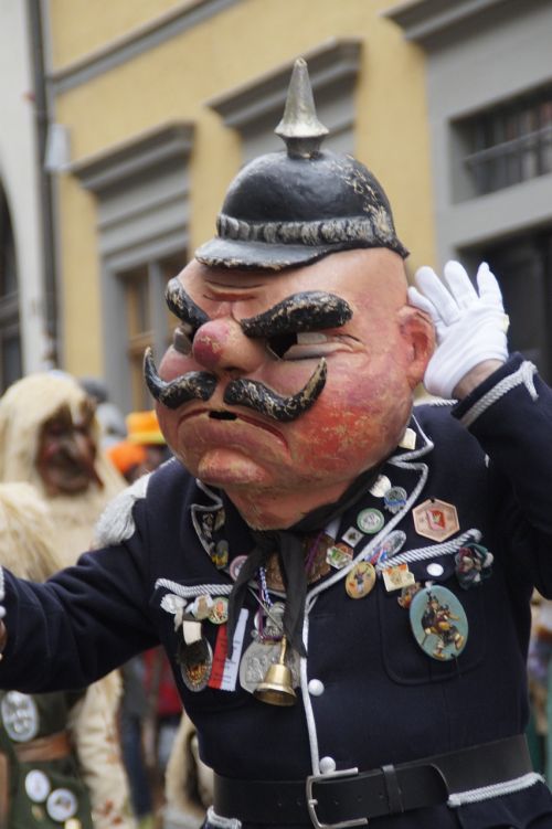 Schwellkopf, Medžio Galvutė, Strassenfasnet, Kvailys Šokti, Švabijos Alemannic, Fasnetas, Judėti, Haes, Karnavalas, Kaukes, Maskaradas, Kostiumas, Skydas, Tradicija, Muitinės, Haestraeger, Medinė Kaukė, Raižyti, Pagal Užsakymą, Figūra, Policininkas, Constable, Švenčia Pirmadienį, Penktasis Sezonas, Zany Goings-On, Vasaris, Išskirtinis Eller, Beadle