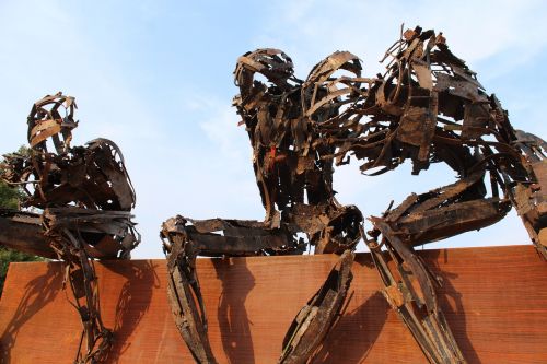 Rožinis Robotas, Osnago, Italy, Skulptūra, Šiuolaikinis Menas, Vyrai, Gatvės Menas, Metalo Skulptūra, Grupė