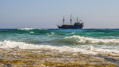 Jūra, Uolos Pakrantė, Bangos, Kruizinis Laivas, Piratų Laivas, Ayia Napa, Kipras