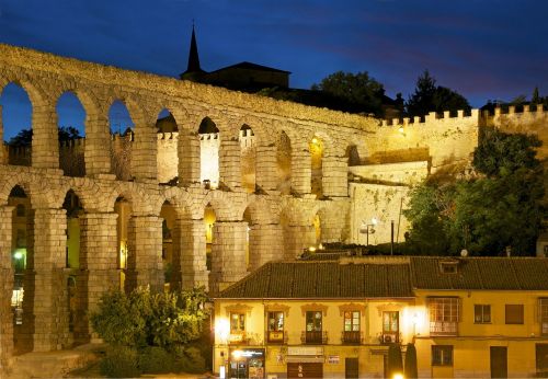 Segovia, Ispanija, Pastatai, Architektūra, Panorama, Stulpeliai, Dangus, Debesys, Lauke, Žibintai, Apšvietimas, Medis, Gražus, Miestas, Miestai
