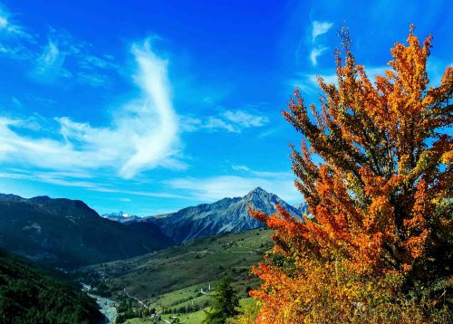 Sestriere, Piemonte, Italy, Alpės, Kalnas, Kalnai, Aukščiausiojo Lygio Susitikimas, Smailės, Medis, Medžiai, Ruduo, Rudens Spalvos, Žvilgsnis, Dangus, Debesys, Kraštovaizdis, Peizažai, Upė, Valle, Slėnis, Pievos