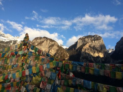 Shangri-La, Maldos Vėliavos, Yunnan Provincijoje