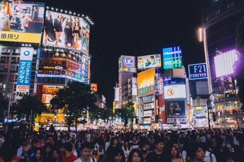 Shibuya Kryžius, Tokyo, Japonija, Asija, Žmonės, Minios, Užsiėmes, Eismas, Skelbimų Lentos, Ekranai, Žibintai, Vadovavo, Skelbimai, Miestas, Architektūra, Naktis, Vakaras, Miesto, Vaikščioti, Pėstiesiems