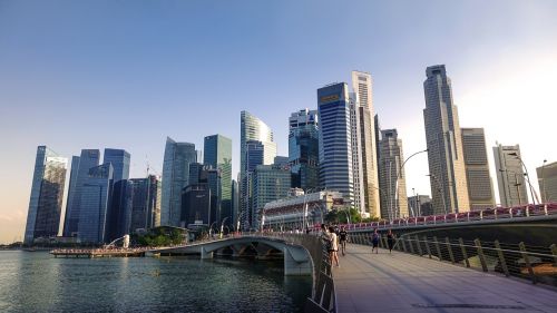 Singapūras, Singapūro Upė, Jubiliejinis Tiltas, Panorama, Pastatas, Vanduo, Finansinis Rajonas, Dangoraižis, Architektūra, Miesto, Biurai, Verslas, Bankas, Miestas, Atspindys, Bokštas, Mėlynas Dangus, Žmonės, Turizmas, Merlionas