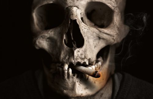 Kaukolė Ir Skersmens Kaulai, Kaukolė, Kaulas, Rūkymas, Cigarečių, Dūmai, Nesveika, Cigaras, Priklausomybe, Plaučių Vėžys, Tabakas, Labai Priklausomybę, Naudos Iš, Mirtinas, Veidas, Vyras