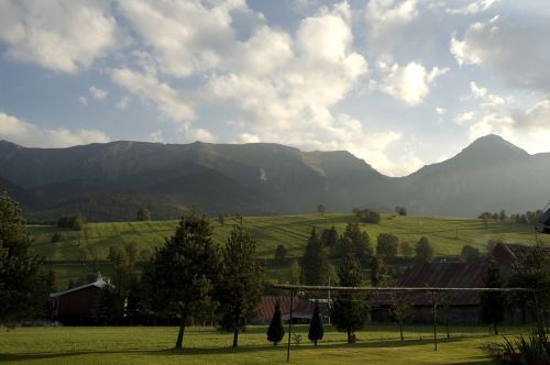 Slovakija, Zdiar, Kaimas, Aukštas Tatras, Kaimas, Vasara, Gamta, Mėlynas, Dangus, Europa, Žalias, Medžiai, Saulėtas, Vaizdingas, Žolė, Pieva, Kraštovaizdis, Kelionė, Debesys, Kalnai