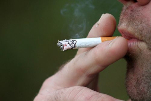 Rūkymas, Cigarečių, Vyras, Patinas, Tabakas, Nikotinas, Sveikata, Rūkytojas, Įprotis, Plaučių Vėžys, Ranka, Dūmai, Pirštai, Nesveika