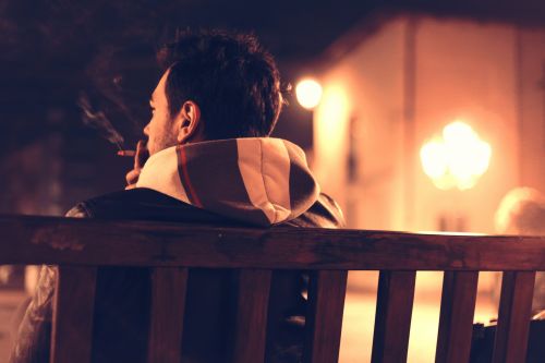 Stendas,  Cigarečių,  Madinga,  Patinas,  Vyras,  Parkas,  Žmonės,  Asmuo,  Atsipalaiduoti,  Sėdi,  Dūmai,  Rūkymas,  Jaunas,  Rūkyti Vyras
