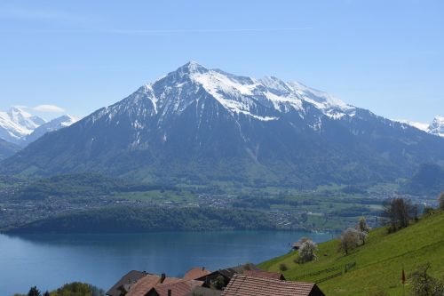 Čiaudėjimas, Ežeras Thun, Berni Oberland, Thun Hausberg, Šveicarija, Ežeras