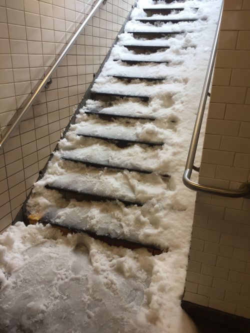 Sniegas, Laiptai, Metro