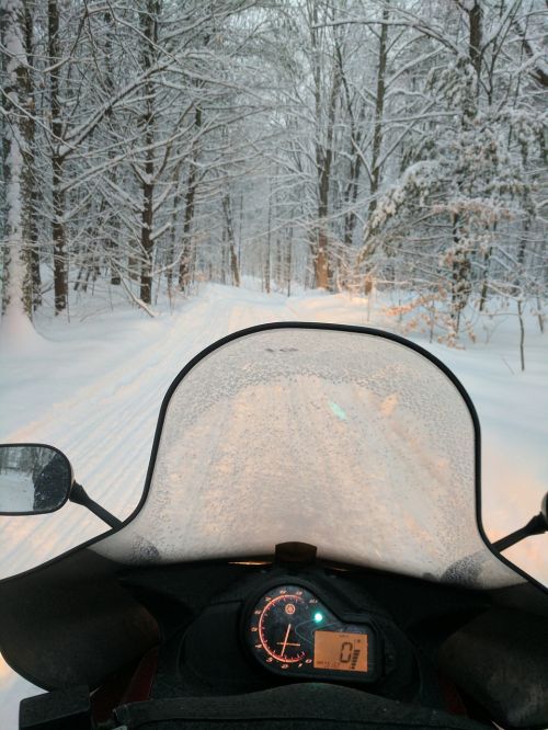 Sniego Motociklai, Sniegomobilis, Keltuvu