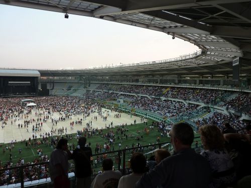 Stadionas, Koncertas, Etapo Turinys