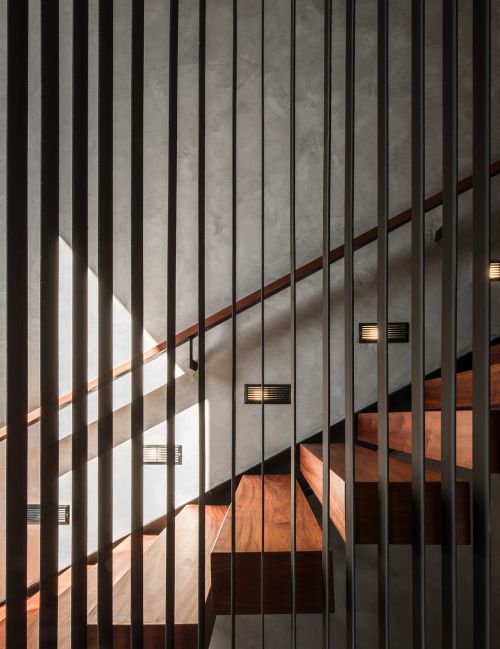Laiptai, Patalpose, Per Galeriją