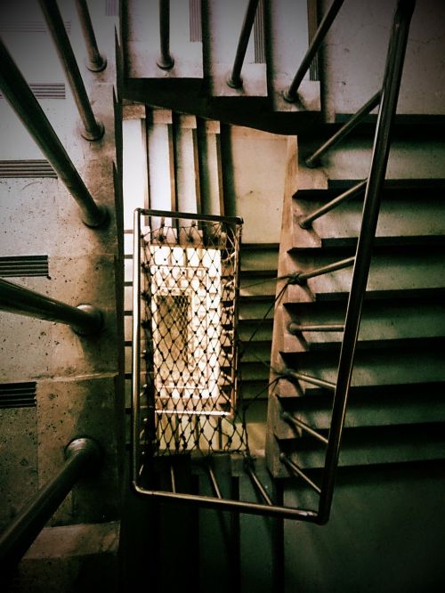 Laiptai, Melancholija, Gyvenimas