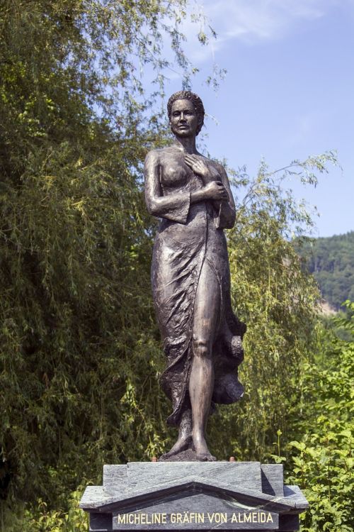 Statula, Grafionė, Micheline, Almeida, Mondsee, Austria