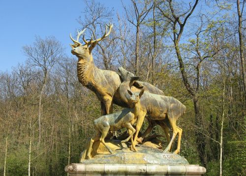 Statula, Ruoniai, Parkas, France