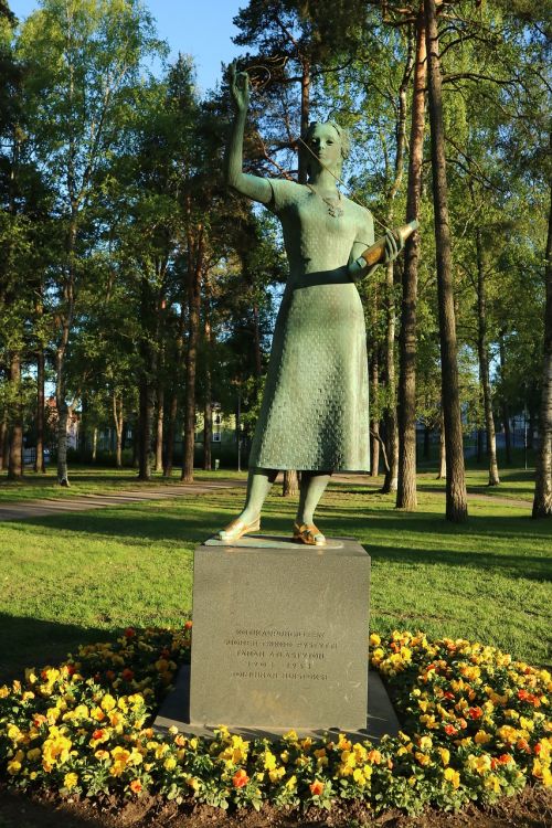 Statula, Moteris Statula, Parkas