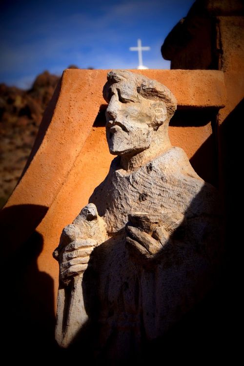Statula, Akmuo, Misija, Religija, Kirsti, Arizona