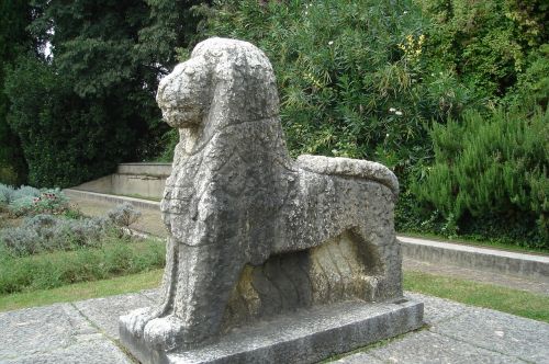Statula, Leo, Akmuo, Skulptūra