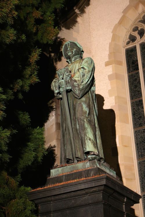 Statula,  Surengtas,  Šveicarija,  Ulrich Zwingli,  Vakare