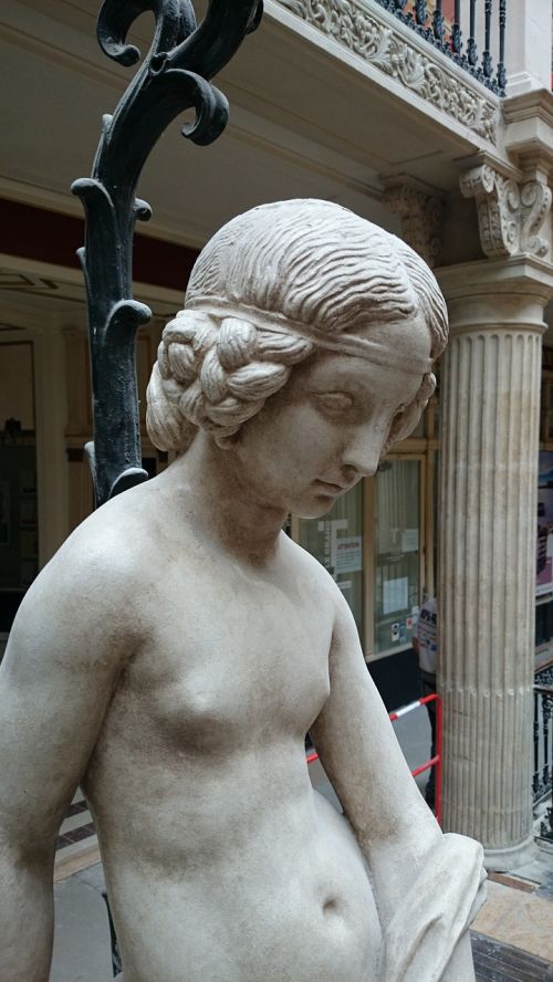 Statula, Nantes, France, Mergaitė, Balta, Skulptūra