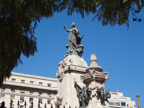 Statula, Buenos Airės, Paminklas