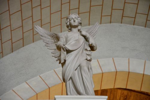 Statulos Angelas, Raižyti Akmenys, Bažnyčios Tinteniac Bertany, Tikėjimas