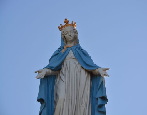 Statula Šventa Pirmoji, Mary, Cherrueix Brittany Ille Et Vilaine, Mėlynas Dangus, Religinis Asmuo, Mergelė Marija, France, Žinomas, Moteris, Portretas, Religiniai Simboliai