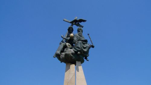 Šventosios Trejybės Statula, Mėlynas Dangus, Mohagas
