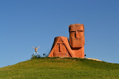 Stele, Nagorno-Karabachas, Stepanakert, Senelė Ir Senelis, Oranžinis Tušas, Skulptūra