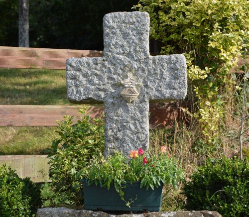 Akmeninis Kryžius, Baguer Morvan, Brittany, Tikėjimas, Religija