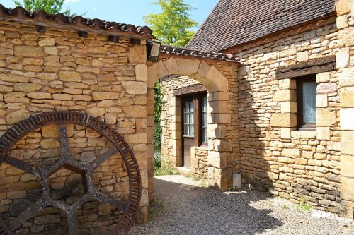 Akmenų Portalas, Ratas, Akmeninė Siena, Ratų Metalas, Bournat, Dordogne, France, Durys, Mūrinis Namas
