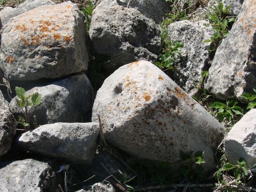 Akmenys, Griuvėsiai, Rokas