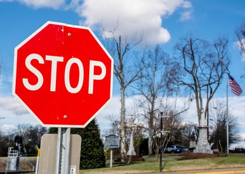 Stop Ženklas, Raudona, Mėlynas Dangus, Žiema, Medžiai, Kelias, Miestas, Miestas, Saugumas, Gabenimas, Signalas, Piktograma, Greitkelis, Kryptis, Simbolis, Pavojus, Įspėjimas, Gatvė, Eismas, Ženklas, Ženklai, Sustabdyti