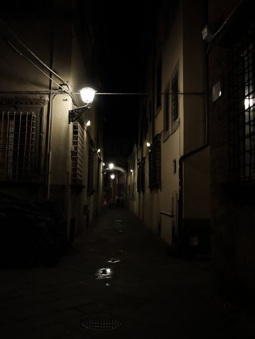 Tamsi Gatvė, Italy, Juostos, Lucca