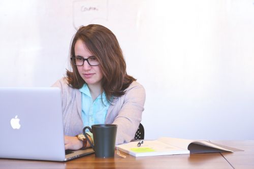 Studentas, Moteris, Pradėti, Verslas, Žmonės, Studentai, Biuras, Strategija, Darbas, Technologija, Bendrovė, Įmonės, Komunikacija, Jaunas, Planą, Rinkodara, Kompiuteris, Dizainas, Profesionalus, Planavimas, Internetas, Projektas, Nešiojamas Kompiuteris, Pristatymas, Internetas, Rodyti, Stebėti, Moterys, Mergaitės, Ekranas, Skaitmeninis, Elektroninis, Pc, Šiuolaikiška