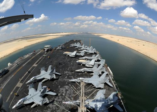 Suez Kanalas, Vanduo, Kranto Linija, Lėktuvnešis, Laivas, Reaktyviniai Kovotojai, Kariuomenė, Karinis Jūrų Laivynas, Fisheye, Gamta, Lauke, Dangus, Debesys