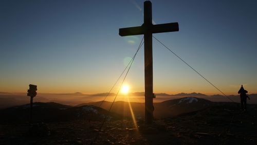 Saulėtekis, Kalnas, Kirsti, Austria