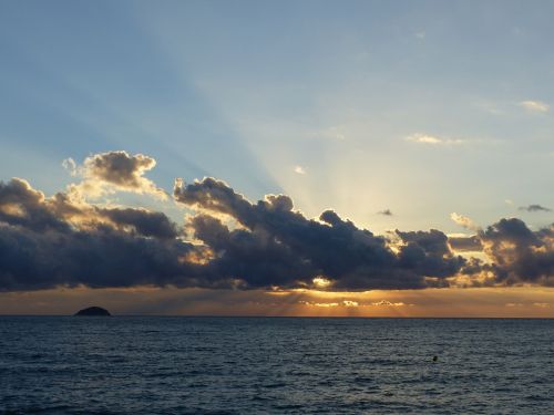 Saulėtekis Su Debesimis, Debesys, Viduržemio Jūra