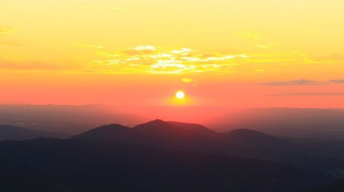 Saulėlydis, Juodasis Miškas, Kraštovaizdis, Abendstimmung, Gamta, Vakarinis Dangus, Dangus, Aplinka, Apšvietimas, Saulė, Miškas, Medžiai, Vaizdingas, Idiliškas, Saulėtas, Aukščiausiojo Lygio Susitikimas, Kalnai, Rūkas, Vasara, Puiku, Vaizdas, Geltona, Oranžinė