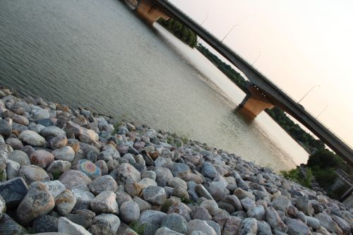 Saulėlydis, Upės Pusė, Tiltai