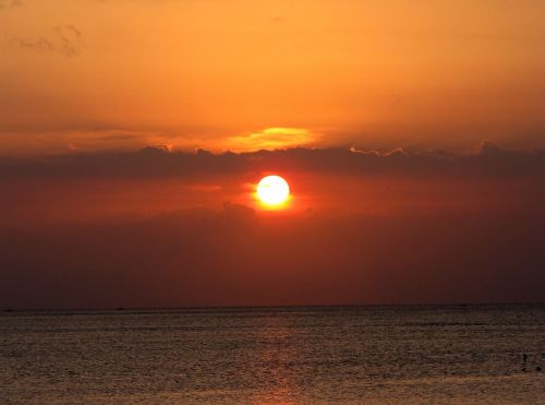 Saulėlydis, Indonezija, Papludimys
