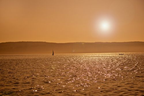 Saulėlydis, Ežero Konstanta, Vanduo, Ežeras, Saulė, Saulėtas, Dangus, Oranžinė, Atspindys, Vakaras, Romantiškas, Kraštovaizdis, Auksinis, Miškas, Šviesa, Nuotaika, Gamta, Boot, Buriu, Buriavimas, Sportas, Irklavimas, Veidrodis, Atmosfera, Burinė Valtis, Vandenys, Fischer