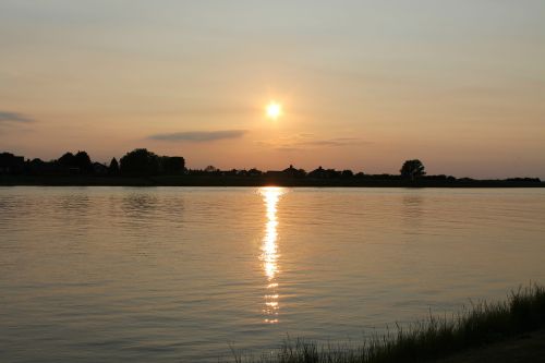 Saulėlydis, Upė, Dangus, Vanduo, Kraštovaizdis, Kelionė, Gamta, Vakaras, Lauke, Ežeras, Saulė, Panorama, Romantiškas, Vaizdas, Scena, Twilight, Dusk, Tamsi, Ramus, Vaizdingas, Debesis, Horizontalus, Horizontas, Natūralus, Idiliškas, Atspindys, Peizažas, Oras, Oranžinė, Kaimas