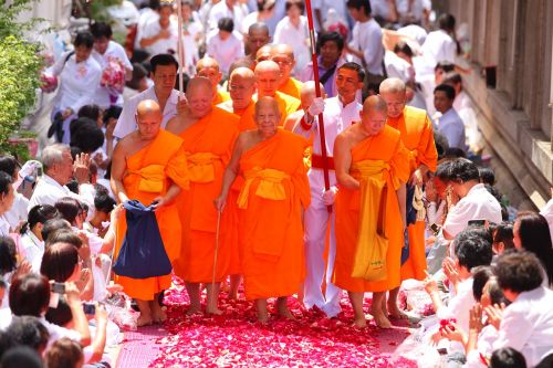 Aukščiausiasis Patriarchas, Budistams, Patriarchas, Kunigai, Vienuolis, Oranžinė, Drabužiai, Vaikščioti, Rožių Žiedlapiai, Tailandas, Asija, Tajų, Religija, Tikėjimas, Budizmas