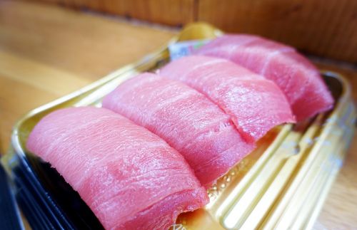 Sushi, Osaka, Hermonas Trys Butas