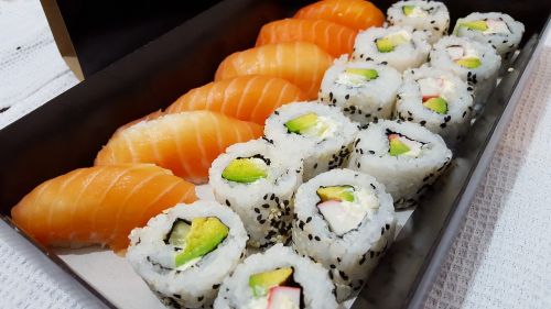 Sushi, Ritinėliai, Japonijos Maistas, Žuvies Žaliavos, Ryžiai, Lašiša, Avokadas