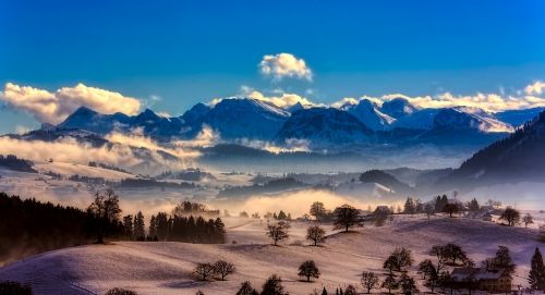 Šveicarija, Panorama, Kalnai, Kraštovaizdis, Saulėtekis, Rytas, Rūkas, Migla, Slėnis, Miškas, Medžiai, Miškai, Šalis, Kaimas, Gamta, Lauke, Laukai, Pievos, Sniegas, Šaltis, Žiema